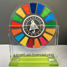 Attēlā ir Ilgtspējas čempiona balva 2023