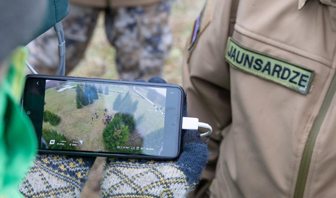 Rīgas 45.vidusskolas jaunsargi iepazīst dronu